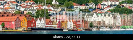 Panoramica del le variopinte facciate di edifici di Bryggen, UNESCO, Bergen Hordaland County, Fiordi Occidentali regione, Norvegia e Scandinavia Foto Stock