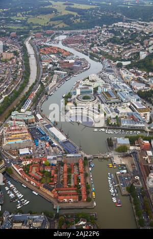 Una vista del vecchio Bristol docks, non più attiva dal punto di vista commerciale ma un attrazione turistica, visto da una mongolfiera, Bristol, Inghilterra, Regno Unito Foto Stock