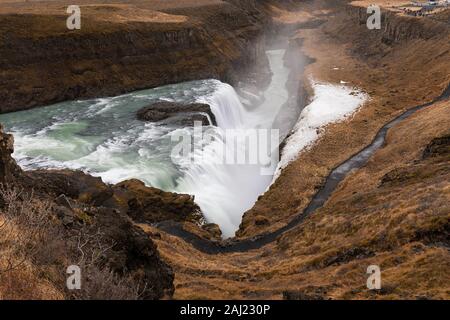 Gullfoss, fantastica e gigantesca cascata islandese in autunno Foto Stock