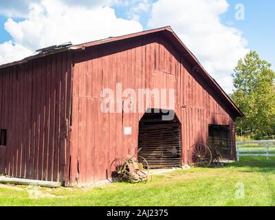 Granaio rosso e vecchie attrezzature agricole, Valle Crucis, North Carolina, USA, America del Nord Foto Stock