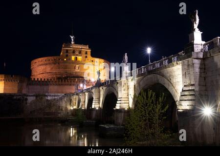 Il Mausoleo di Adriano (Castel Sant'Angelo) di notte, UNESCO, Roma, Lazio, l'Italia, Europa Foto Stock