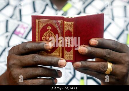 Musulmani africani uomo la lettura del Corano, Lomé, Togo, Africa occidentale, Africa Foto Stock