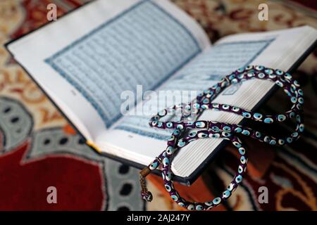Il Sacro Corano in arabo e musulmano perline di preghiera sul piedistallo in legno, Vietnam, Indocina, Asia sud-orientale, Asia Foto Stock