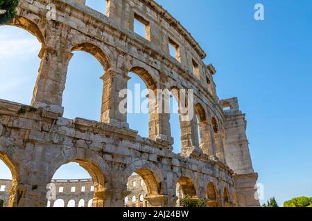 Vista l'Anfiteatro Romano contro il cielo blu, Pola, Istria, Croazia, Adriatico, Europa Foto Stock