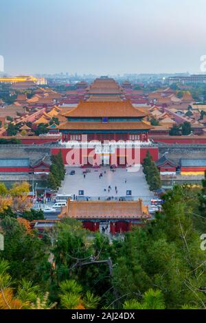 Vista della Città Proibita, UNESCO, dal Parco Jingshan al tramonto, Xicheng, Pechino, Repubblica Popolare di Cina e Asia Foto Stock