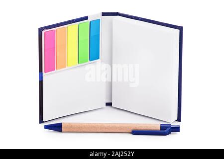 Close up di un notebook con colorati pagina marcatore adesivi e una penna, isolato su sfondo bianco. Foto Stock
