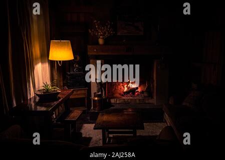 BARILOCHE, ARGENTINA, 18 GIUGNO 2019: Primo piano del vecchio sistema audio stereo con equalizzatore grafico di volume che illumina al buio. Foto Stock