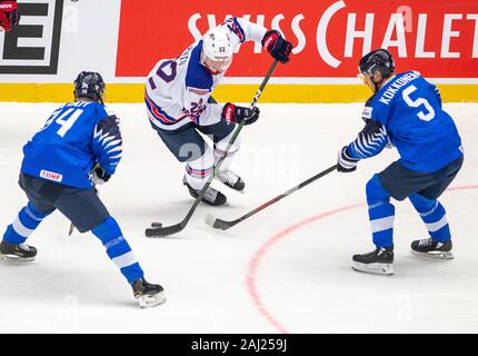 Trinec, Repubblica Ceca. 02Jan, 2020. L-R Aatu Raty (FIN), Shane Pinto (USA) e Mikko Kokkonen (FIN) in azione durante il 2020 IIHF mondo junior di Hockey su ghiaccio campionati quarterfinal match tra gli Stati Uniti e la Finlandia in Trinec, nella Repubblica Ceca il 2 gennaio 2020. Credito: Vladimir Prycek/CTK foto/Alamy Live News Foto Stock