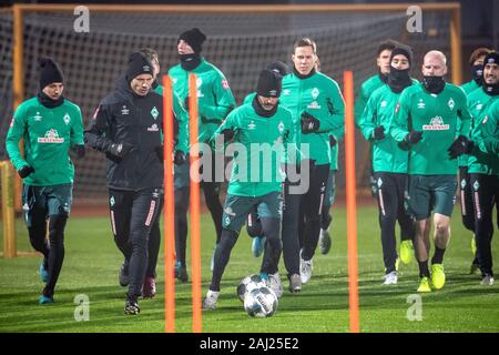 Bremen, Germania. 02Jan, 2020. Calcio: Bundesliga, formazione kick-off SV Werder Bremen. I giocatori del Werder Brema Simon Straudi (l), Leonardo Bittencourt (M) e Davy Klaassen (r) corrono attraverso il passo durante il corso di formazione. Credito: Sina Schuldt/dpa - NOTA IMPORTANTE: In conformità con i regolamenti del DFL Deutsche Fußball Liga e la DFB Deutscher Fußball-Bund, è vietato sfruttare o hanno sfruttato nello stadio e/o dal gioco fotografie scattate in forma di sequenza di immagini e/o video-come la serie di foto./dpa/Alamy Live News Foto Stock