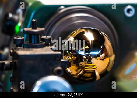 Fare sfera di bronzo sul tornio. Close up. Foto Stock