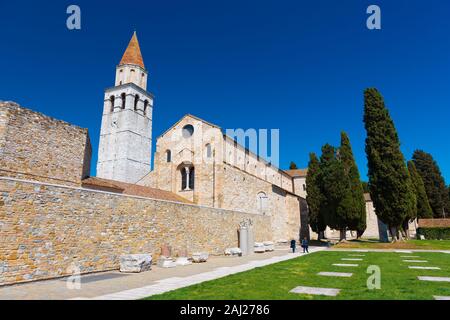 Aquileia - Aprile 2016, Italia: antica città romana di Aquileia, ampio angolo di visualizzazione del punto di riferimento principale - Basilica di Santa Maria Assunta Foto Stock