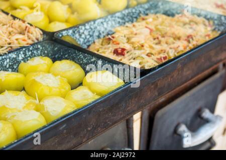 Tutti i tipi di verdure sottaceto sul visualizzatore in corrispondenza di una strada mercato alimentare Foto Stock