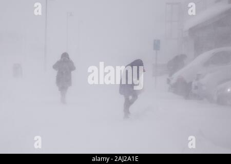 Blizzard in un ambiente urbano. Persone in nevicata. Abstract sfocata inverno sfondo meteo Foto Stock