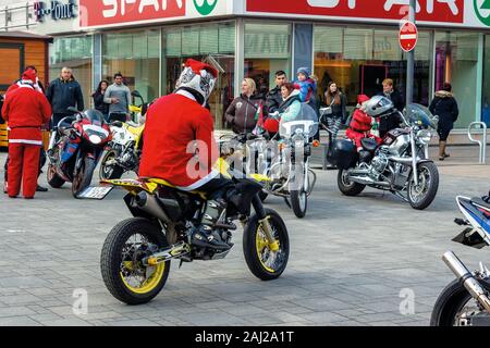 Nyiregyhaza, hungaria - 07 DIC 2014: persone vestite come babbo natale su motocicli. annuali santa-tema Charity Fundraiser Event sulla seconda domenica di annuncio Foto Stock