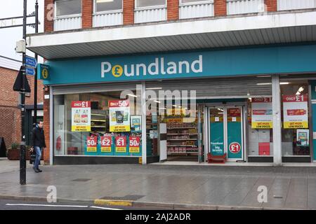 Poundland store a Wickford high street, Essex, Gran Bretagna. Foto Stock