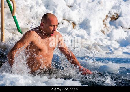 Uzhhorod, Ucraina - 19 GEN 2017: Epifania la balneazione in una giornata di sole. DIO benedisse la tradizione dei veri cristiani ortodossi. immersione nel gelido-foro con spla Foto Stock