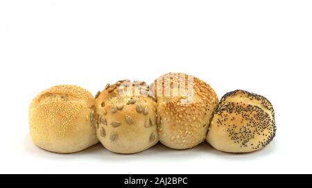 Diversi rotoli di grano contro uno sfondo bianco Foto Stock