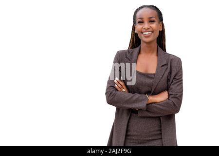 Bella African American Business donna ritratto, braccia incrociate, fiducioso felice CEO isolati su sfondo bianco Foto Stock