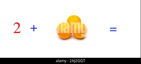 Problemi semplici di somme con le arance, problemi matematici per i bambini che studiano e vogliono imparare la matematica e calcolo; imparare ad aggiungere con frutta Foto Stock