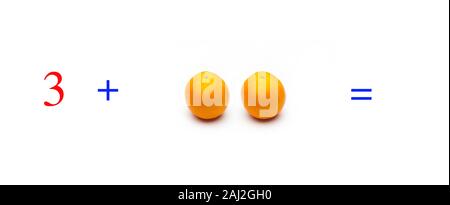 Problemi semplici di somme con le arance, problemi matematici per i bambini che studiano e vogliono imparare la matematica e calcolo; imparare ad aggiungere con frutta Foto Stock