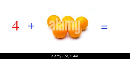 Problemi semplici di somme con le arance, problemi matematici per i bambini che studiano e vogliono imparare la matematica e calcolo; imparare ad aggiungere con frutta Foto Stock
