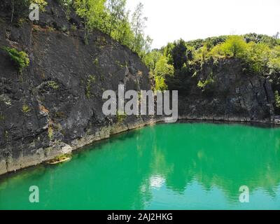 Vista aerea della cava allagata e sito di immersione. Famosa località per acqua fresca di sub e di attrazione turistica. Quarry ora esplorato dai subacquei. Adrenalina hobby Foto Stock