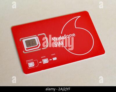 Milano, Italia - circa ottobre 2019: Vodafone trio mini micro e nano-SIM per telefono cellulare Foto Stock