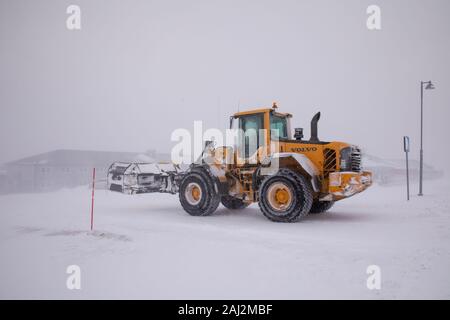 Un Snow Plough cancellazione di una strada in inverno a Longyearbyen, Svalbard Foto Stock