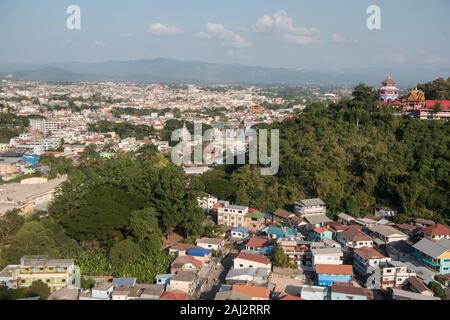 Una camera con vista della città della città di Tachlieik del Myanmar, di sinistra, vicino alla città di Mae Sai in Thailandia, a destra al confine con la Tailandia in Chiang Rai Pro Foto Stock