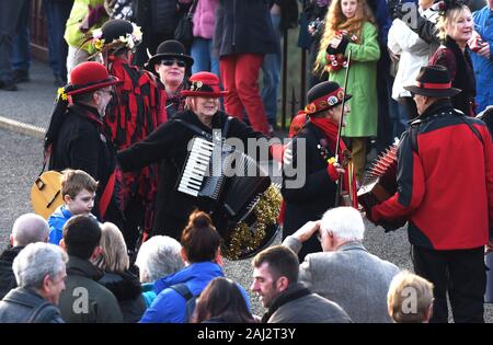 Avere divertimento! Il Ironmen & Severn doratori ballando sull'Ironbridge nello Shropshire Capodanno 2020 Foto Stock