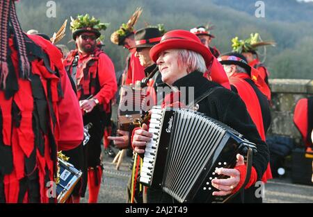 Fisarmonicista The Ironmen & Severn Gilders che ballano sull'Ironbridge nello Shropshire Capodanno 2020 Foto Stock