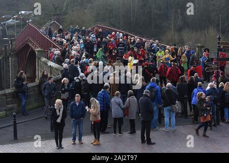 Il Ironmen & Severn doratori ballando sull'Ironbridge nello Shropshire giorno di nuovi anni 20202 Foto Stock