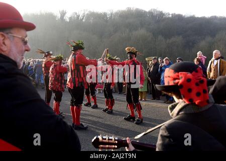 Il Ironmen & Severn doratori ballando sull'Ironbridge nello Shropshire giorno di nuovi anni 20202 Foto Stock