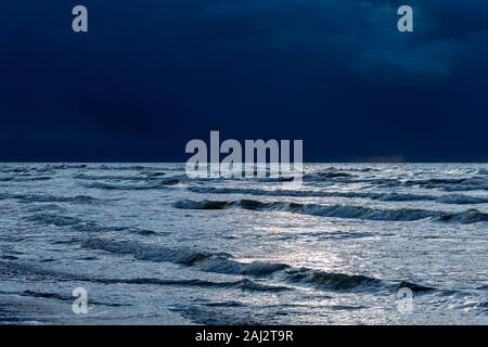 Cielo tempestoso oltre il Mar Baltico. Foto Stock