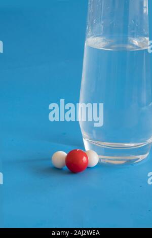 Bicchiere di acqua liquida e l'H2O molecola con uno di idrogeno e due atomi di ossigeno . Foto Stock