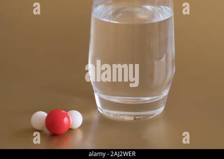 Bicchiere di acqua liquida e l'H2O molecola con uno di idrogeno e due atomi di ossigeno . Foto Stock