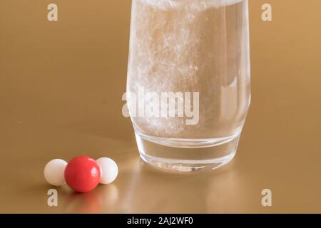 Bicchiere di acqua liquida e l'H2O molecola con uno di idrogeno e due atomi di ossigeno . Foto Stock