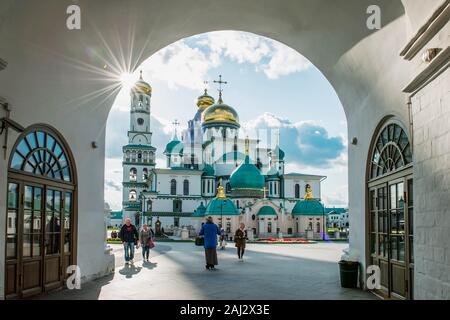 Istra, Russia-August 10, 2019: Risurrezione Cattedrale del nuovo monastero di Gerusalemme su una soleggiata giornata estiva. Attrazioni turistiche in Russia. Editoriale Foto Stock