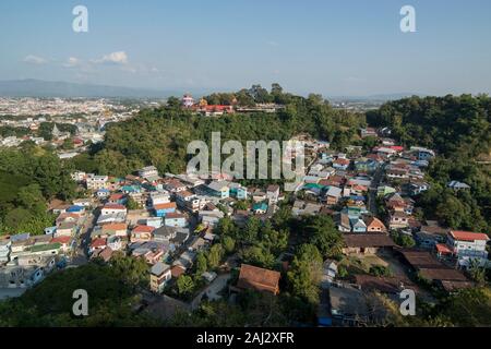 Una camera con vista della città della città di Tachlieik del Myanmar, di sinistra, vicino alla città di Mae Sai in Thailandia, a destra al confine con la Tailandia in Chiang Rai Pro Foto Stock