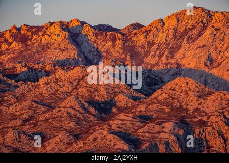 Vista sopra la città di Vinjerac, guardando la montagna di Velebit. Foto Stock