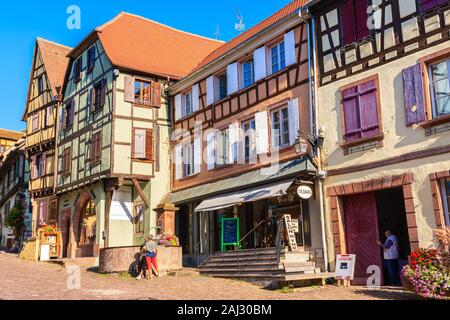 RIQUEWIHR, Francia - Set 18, 2019: belle case storiche nella parte vecchia del villaggio di Riquewihr che si trova sulla famosa via del vino nella regione Alsace di Foto Stock