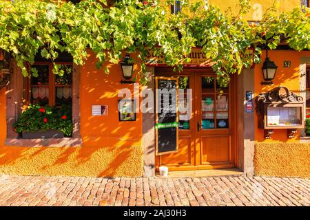 RIQUEWIHR, Francia - Set 18, 2019: belle case storiche nella parte vecchia del villaggio di Riquewihr che si trova sulla famosa via del vino nella regione Alsace di Foto Stock