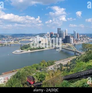 Vista aerea della skyline del centro dalla parte superiore della Duquesne Incline funicolare di Pittsburgh, in Pennsylvania, STATI UNITI D'AMERICA Foto Stock