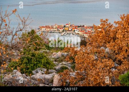 Vista sopra la città di Vinjerac, guardando la montagna di Velebit. Foto Stock