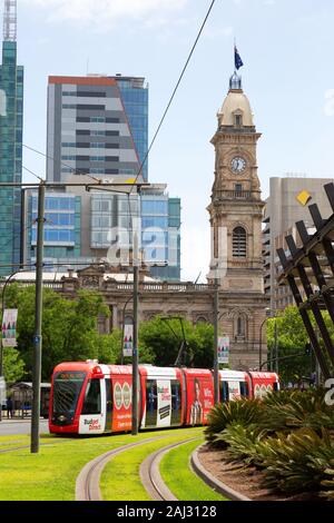 Adelaide Australia; un tram che passa attraverso il Victoria Square Adelaide city centre, Adelaide Australia del Sud Foto Stock