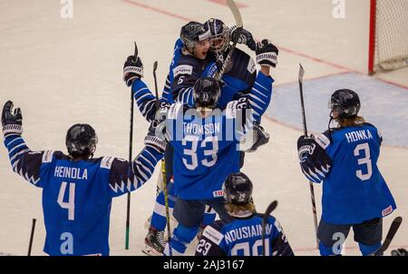 Trinec, Repubblica Ceca. 02Jan, 2020. I giocatori finlandesi celebrare la vittoria nel 2020 IIHF mondo junior di Hockey su ghiaccio campionati quarterfinal match tra gli Stati Uniti e la Finlandia in Trinec, nella Repubblica Ceca il 2 gennaio 2020. Credito: Vladimir Prycek/CTK foto/Alamy Live News Foto Stock