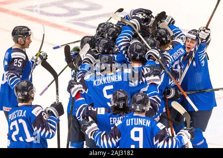 Trinec, Repubblica Ceca. 02Jan, 2020. I giocatori finlandesi celebrare la vittoria nel 2020 IIHF mondo junior di Hockey su ghiaccio campionati quarterfinal match tra gli Stati Uniti e la Finlandia in Trinec, nella Repubblica Ceca il 2 gennaio 2020. Credito: Vladimir Prycek/CTK foto/Alamy Live News Foto Stock