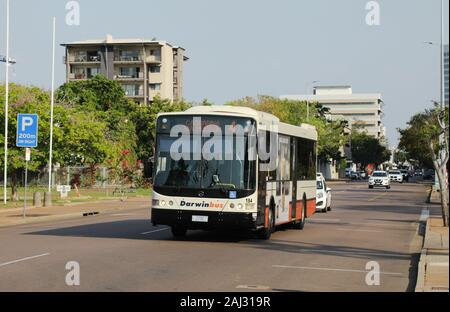 Scena di strada nel centro di Darwin, Territorio del Nord, l'Australia. Auto e autobus pubblici che viaggiano lungo Smith St Foto Stock