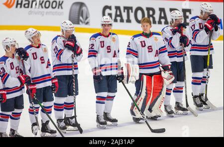 Trinec, Repubblica Ceca. 02Jan, 2020. Sconsolato giocatori US line up dopo aver perso la IIHF 2020 Mondo Junior di Hockey su ghiaccio campionati quarterfinal match tra gli Stati Uniti e la Finlandia in Trinec, nella Repubblica Ceca il 2 gennaio 2020. Credito: Vladimir Prycek/CTK foto/Alamy Live News Foto Stock