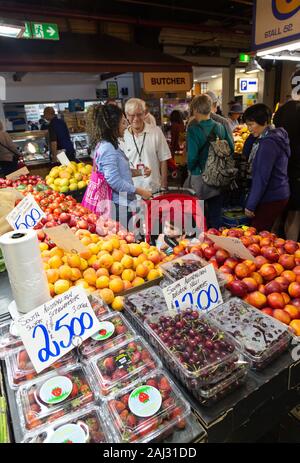 Il mercato centrale di Adelaide - people shopping per frutta e verdura in piscina il Mercato Centrale di Adelaide Australia Foto Stock